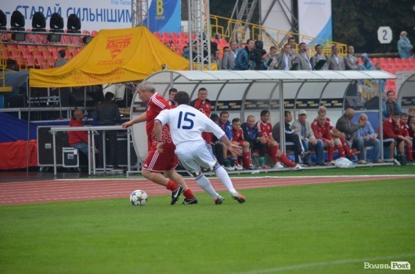 У Луцьку Віталій Кварцяний вийшов на футбольне поле в амплуа футболіста.ФОТО