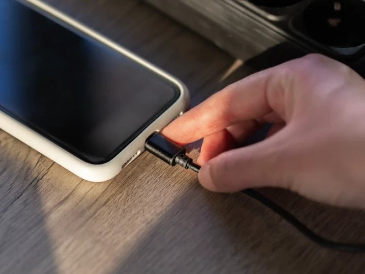 Яка батарея в iPhone 13?