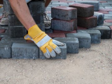 Біля двох луцьких шкіл відремонтують тротуари