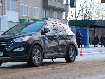 У місті на Волині зіткнулися бус і позашляховик, троє людей – у лікарні. ФОТО