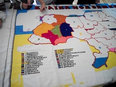 На Волині вишивали карту України площею понад 4 кв.м. ФОТО