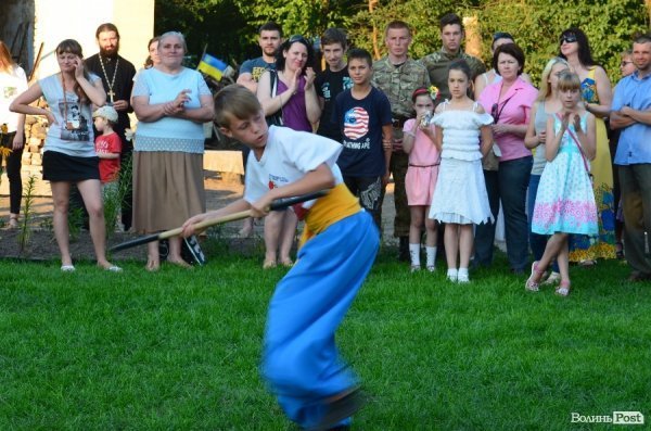 Гопак на битому склі: у Луцьку козачата показали елементи козацького характерництва. ФОТО. ВІДЕО