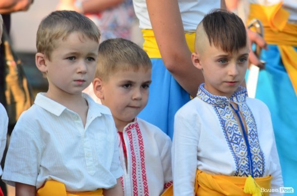 Гопак на битому склі: у Луцьку козачата показали елементи козацького характерництва. ФОТО. ВІДЕО