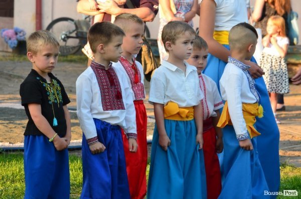 Гопак на битому склі: у Луцьку козачата показали елементи козацького характерництва. ФОТО. ВІДЕО