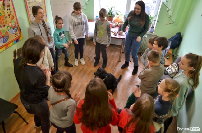 Англійська з лабрадором, пензликом чи фільмом: у луцькій школі іноземних мов «Джерело» влаштовують особливі уроки. ФОТО*
