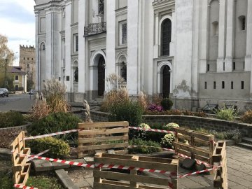 У старій частині Луцька утворилося провалля глибиною у кілька метрів