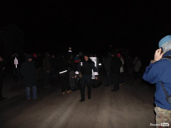 Бруківка, автомати та пробиті колеса: у Луцьку вночі пікетували міськвідділ міліції. ФОТО. ВІДЕО