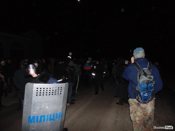 Бруківка, автомати та пробиті колеса: у Луцьку вночі пікетували міськвідділ міліції. ФОТО. ВІДЕО