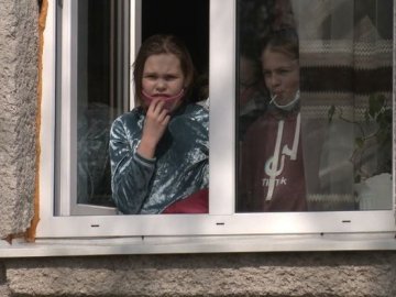 Туалет – на вулиці, а їдальня і спортзал – далеко від школи: на Волині діти вчаться у приміщенні, де мало бути кафе. ВІДЕО