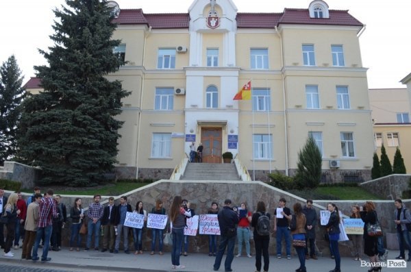 Під луцькою мерією – пікет. ФОТО. ВІДЕО