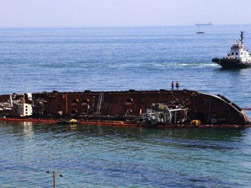 В Одесі не змогли підняти затонулий танкер
