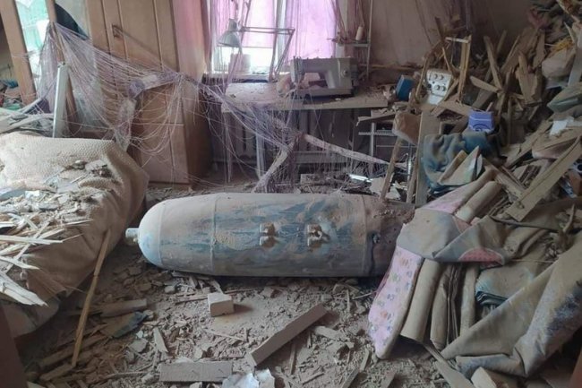 Над Черніговом збили літак, який обстрілював місто авіаційними бомбами ФАБ-500. ФОТО