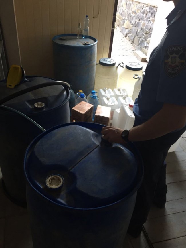 У Луцьку подружжя влаштувало підпільний алкоцех. ФОТО