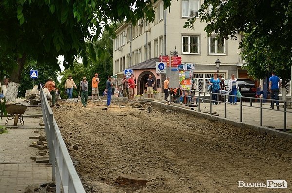 У центрі Луцька розрили вулицю. ФОТО