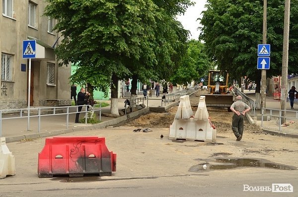 У центрі Луцька розрили вулицю. ФОТО
