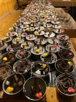 Волинянка в Естонії організувала виготовлення окопних свічок для ЗСУ. ФОТО