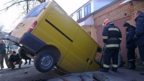 У Вінниці Ford провалився під землю. ФОТО