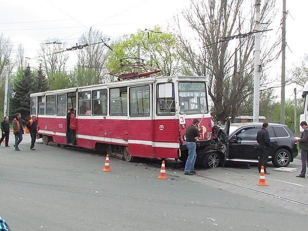 У Краматорську джип влетів у трамвай. ФОТО. ВІДЕО