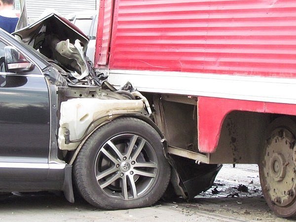 У Краматорську джип влетів у трамвай. ФОТО. ВІДЕО