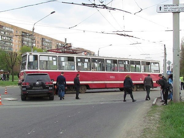 У Краматорську джип влетів у трамвай. ФОТО. ВІДЕО