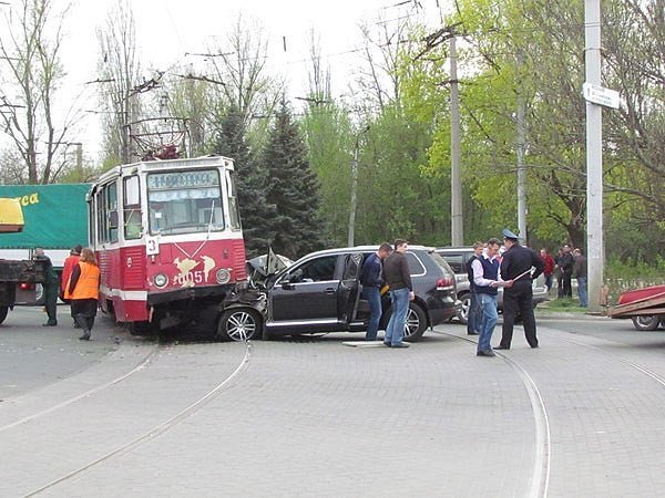 У Краматорську джип влетів у трамвай. ФОТО. ВІДЕО