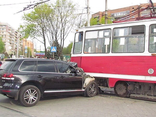 У Краматорську джип влетів у трамвай. ФОТО. ВІДЕО