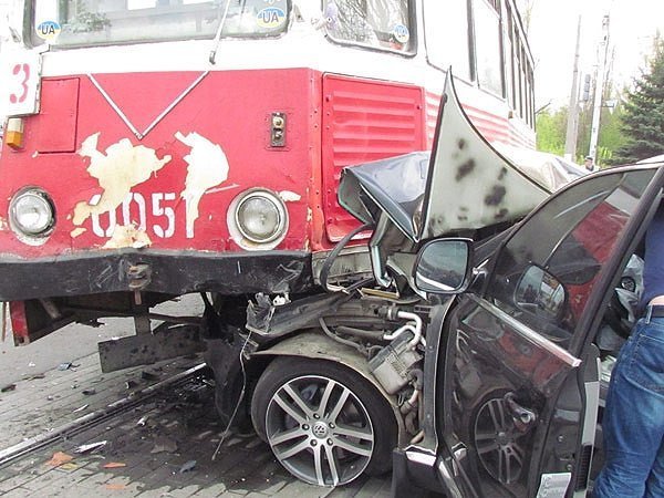 У Краматорську джип влетів у трамвай. ФОТО. ВІДЕО