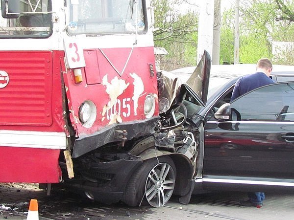 У Краматорську джип влетів у трамвай. ФОТО. ВІДЕО