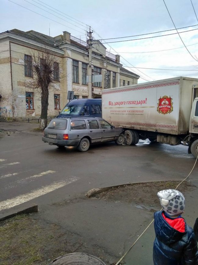 Аварія в Ковелі: легковик в'їхав у вантажівку