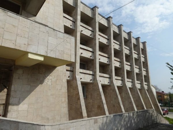 Готель у якому я живу. Ніщо не натякає, що в місті є замок