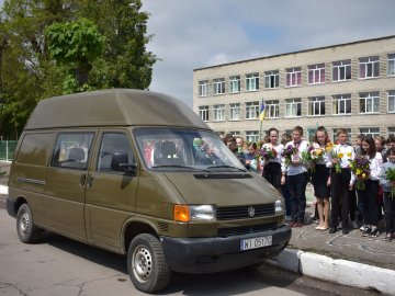 У селищі на Волині школярі та волонтери передали на Схід відремонтоване авто