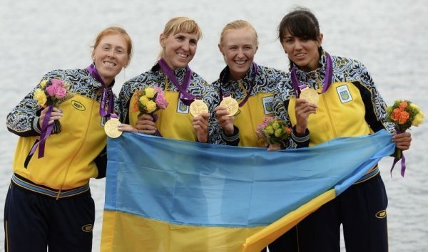 Анастасія Коженкова - друга праворуч