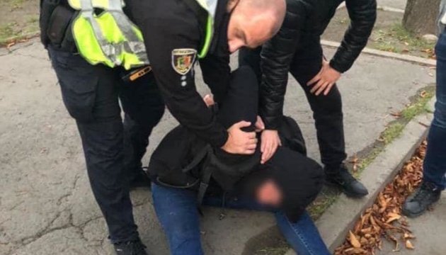 У Кривому Розі чоловік вбив ножем двох перехожих і поранив ще вісьмох. ФОТО