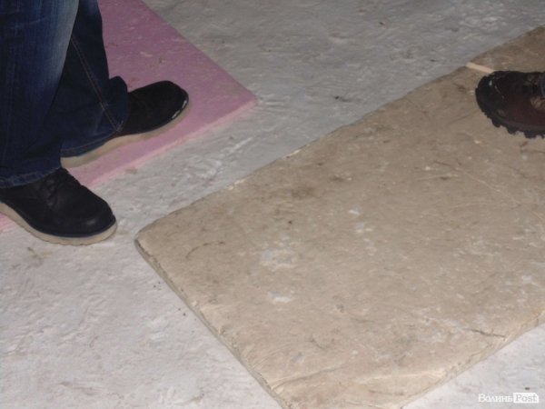 Люди стоять на підстилках з дерева та картону