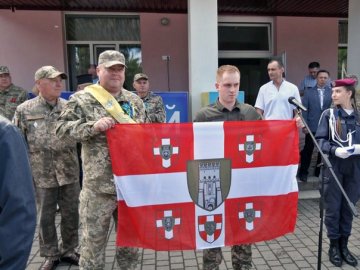 Директор-воїн з Луцька приїхав до своїх учнів на шкільне свято. ВІДЕО