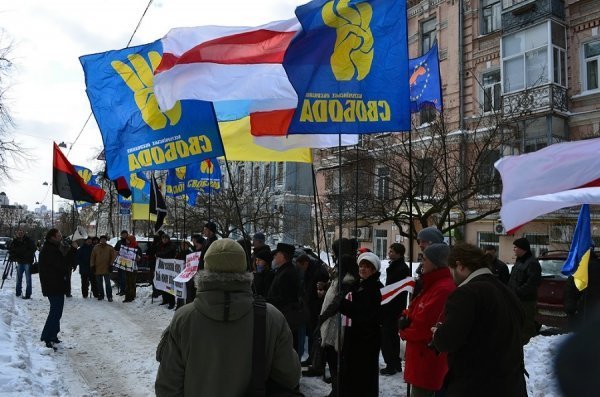 Через затриманих у Мінську лучан в Києві пікетували Посольство Білорусі. ФОТО. ВІДЕО
