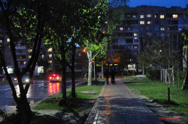 Дощ і світло ліхтарів: магічний вечірній Луцьк на світлинах волинського фотографа