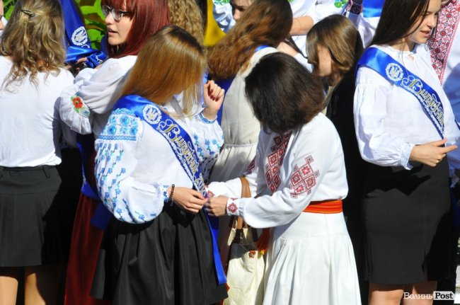Емоції, квіти, вишиване вбрання: останній дзвоник у луцькій гімназії. ФОТО