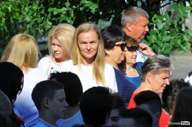 Емоції, квіти, вишиване вбрання: останній дзвоник у луцькій гімназії. ФОТО