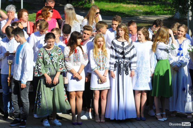 Емоції, квіти, вишиване вбрання: останній дзвоник у луцькій гімназії. ФОТО