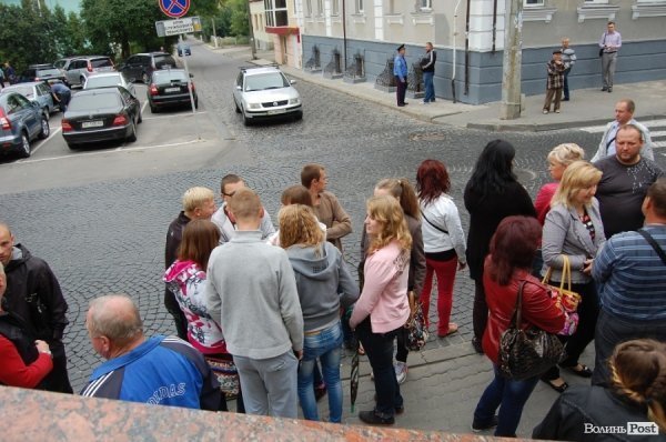 Луцьку міську раду пікетують підприємці. ФОТО