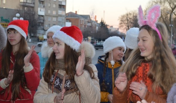 У Ковелі понад сто дітей танцювали святковий флеш-моб. ФОТО