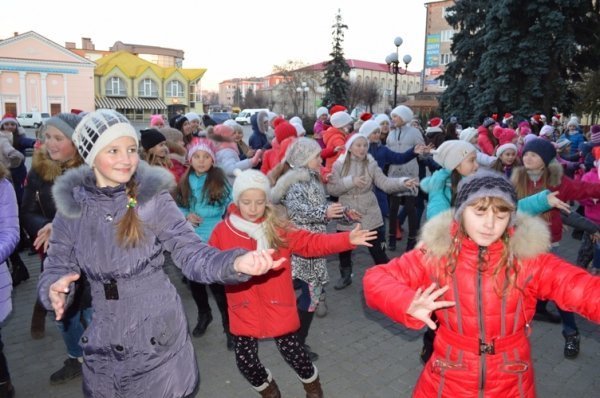 У Ковелі понад сто дітей танцювали святковий флеш-моб. ФОТО