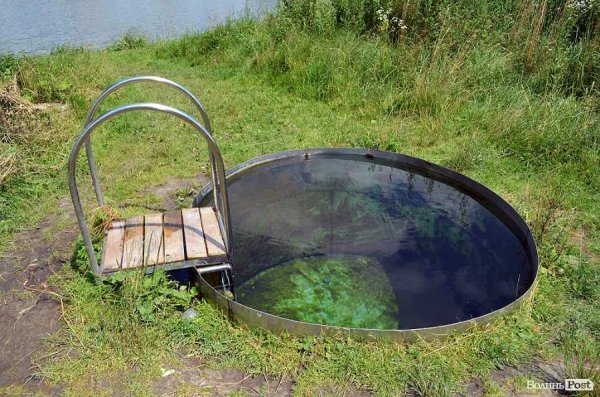 Бочка із джерельною водою, у яку відпочивальники пірнають: і гострі відчуття від холодної води, і замість душу.