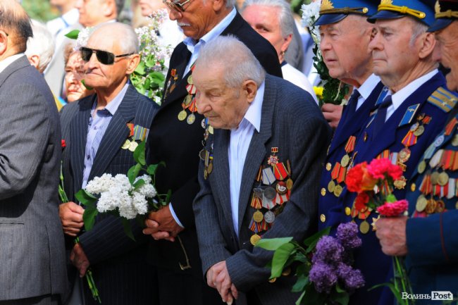 З маками і трояндами: у Луцьку відзначили річницю перемоги над нацизмом. ФОТО