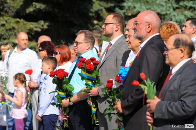 З маками і трояндами: у Луцьку відзначили річницю перемоги над нацизмом. ФОТО