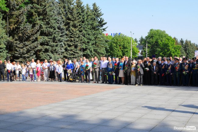 З маками і трояндами: у Луцьку відзначили річницю перемоги над нацизмом. ФОТО