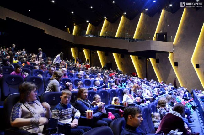 У Луцьку меценат організував  для майже півтисячі дітей новорічне свято. ФОТО