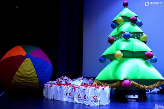 У Луцьку меценат організував  для майже півтисячі дітей новорічне свято. ФОТО
