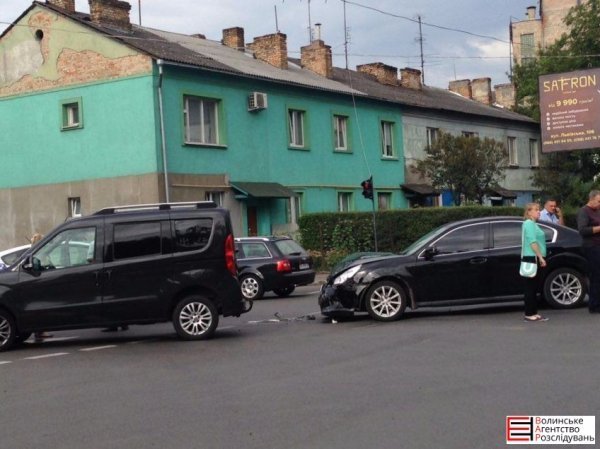 У Луцьку ДТП: легковик врізався у фургон. ФОТО